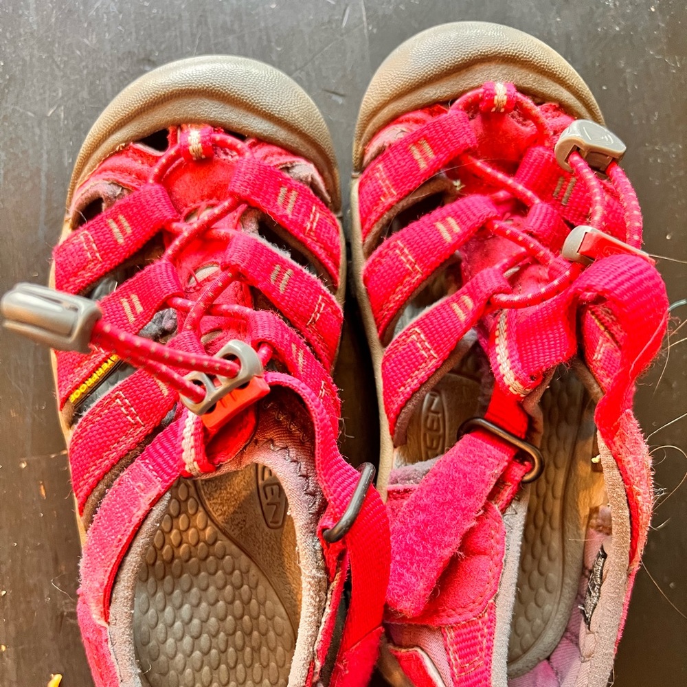Kids keen shoes